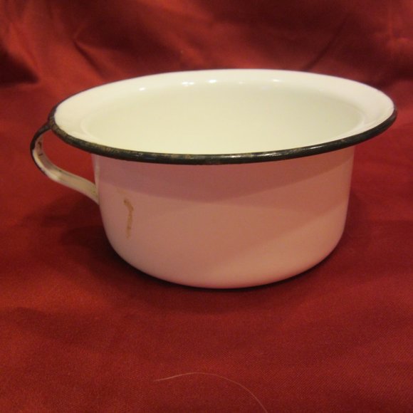 VTG LARGE ENAMEL CUP, WHITE W/BLACK ACCENTS - Picture 4 of 10